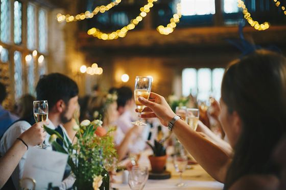 Amici che brindano a cena